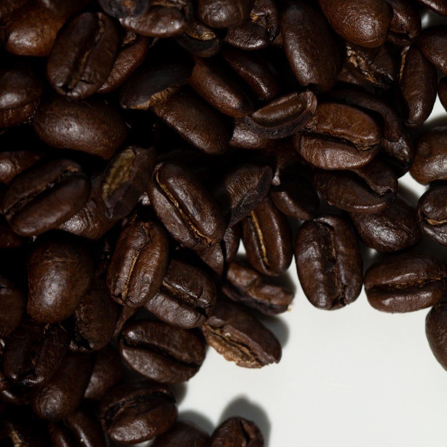 Granos de café tostado sobre fondo blanco