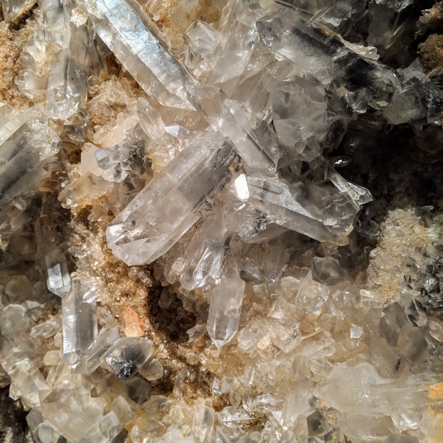 Cristales minerales translúcidos en primer plano