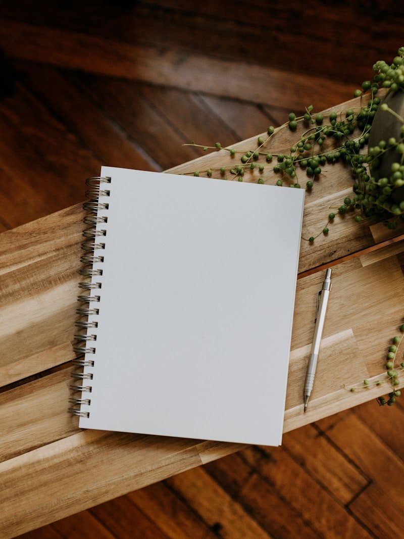 Cuaderno y bolígrafo sobre una mesa de madera